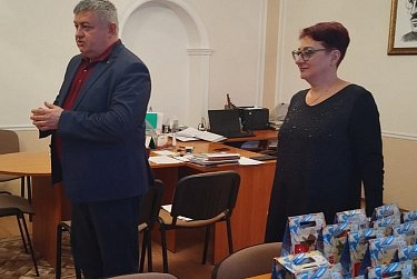 Депутаты помогают создавать новогоднюю сказку